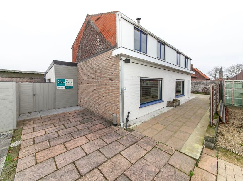 RUIME WONING - <br />
<br />
Op het gelijkvloers bevindt zich een aangename leefruimte met open keuken, evenals een slaapkamer, een badkamer, een berg