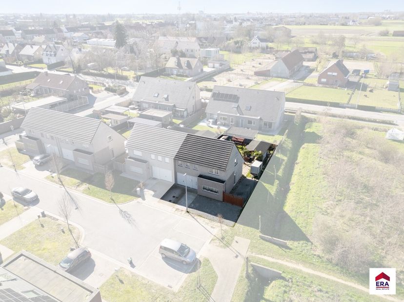 Te koop: recente (bj. 2017) halfopen woning in het centrum van Oostrozebeke, gelegen in een groene en residentiële omgeving nabij scholen, openbaar ve
