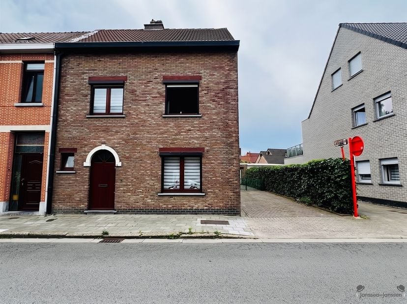 Bent u op zoek naar een ruime gezinswoning met veel wooncomfort en een aangename buitenruimte? Dan is deze woning in Hamme zeker een bezoek waard.<br