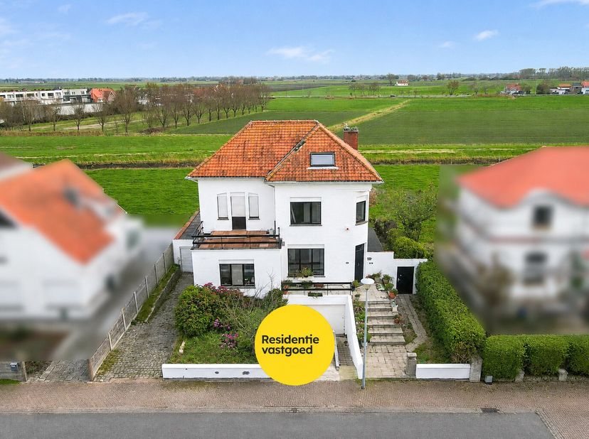 Deze ruime en charmante villa geniet van een uitstekende ligging op wandelafstand van het strand, winkels en openbaar vervoer. Achteraan biedt de woni