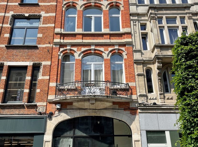Wonen in het bruisende centrum van Leuven? Deze volledig gemeubelde studio in de Bondgenotenlaan biedt de perfecte uitvalsbasis voor studenten en youn