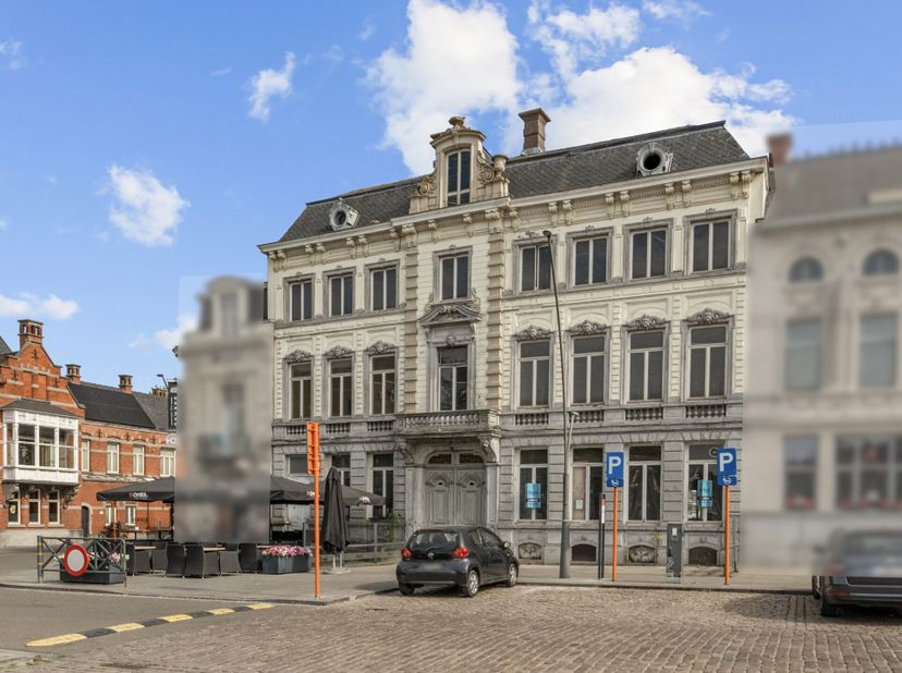 UNIEK gelegen op de MARKT van RONSE: prachtige HERENWONING met enorm veel potentieel. Deze prachtige neoclassicistische herenwoning vormt een historis