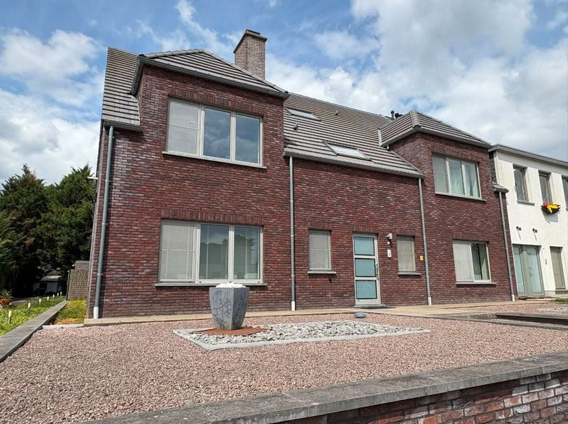 Intapklaar appartement met 2 slaapkamers en een garagebox nabij het centrum van het gezellige Linkhout. Voor meer informatie ga naar: https://www.era.