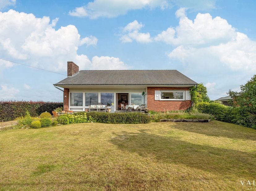 Charmante woning met uniek verzicht op de velden in rustige omgeving te Deinze<br />
Deze rustig gelegen woning bevindt zich op het einde van een klei