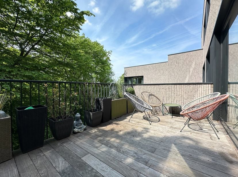Ideaal gelegen, dicht bij het Terkamerenbos en de renbaan van Boisfort, op de 3e verdieping van een recent gebouw uit 2018, bieden wij dit prachtige a