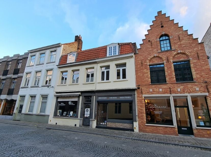 Handelspand met woongelegenheid op een commerciele ligging in de Ezelstraat, een drukke invalsweg in het centrum van Brugge, op 500 meter van de Markt