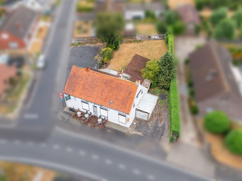 Dit hoekperceel met tal van mogelijkheden wordt u te koop aangeboden in Vlamertinge.<br />
Karaktervolle horecazaak met eindeloze mogelijkheden op een