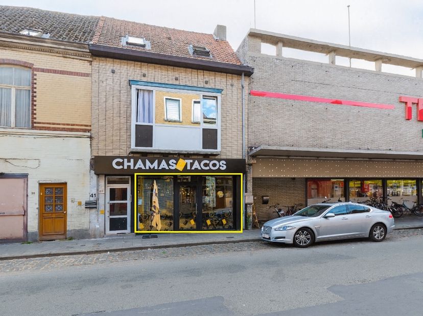 Deze vernieuwde handelsruimte, gelegen in de Bevrijdingslaan 41 in Gent, biedt een oppervlakte van 155 m² en bevindt zich op een goed bereikbare locat