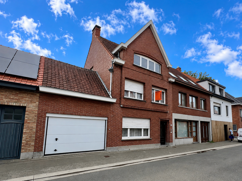 In het centrum van Maldegem vinden we deze 3-slaapkamerwoning met zongerichte stadskoer. <br />
Alle nutsvoorzieningen zoals winkels, scholen, openbaa