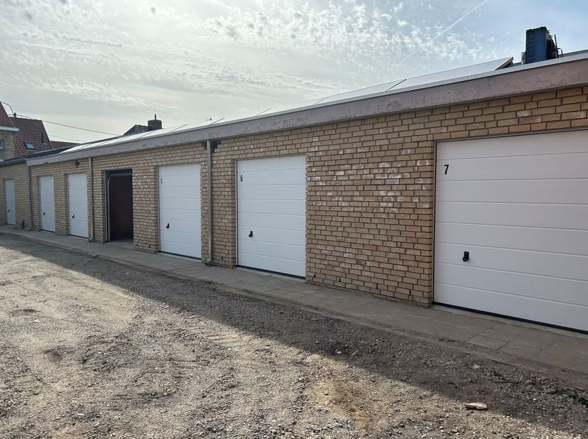 Oostvleteren: diverse bergingen te huur<br />
In totaal zijn er 7 bergingen te huur. De meeste van deze bergingen zijn 5,10m diep x 3m breedte en hebb