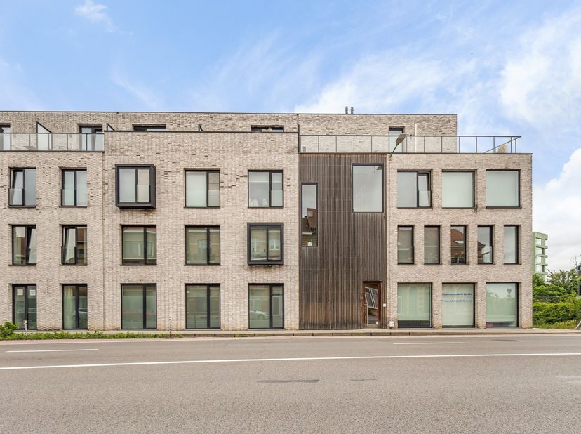 Deze mooie studentenkamer maakt deel uit van Residentie 'De Mes', dewelke in 2015 opgericht werd. De kamer is gelegen op de tweede verdieping en is be