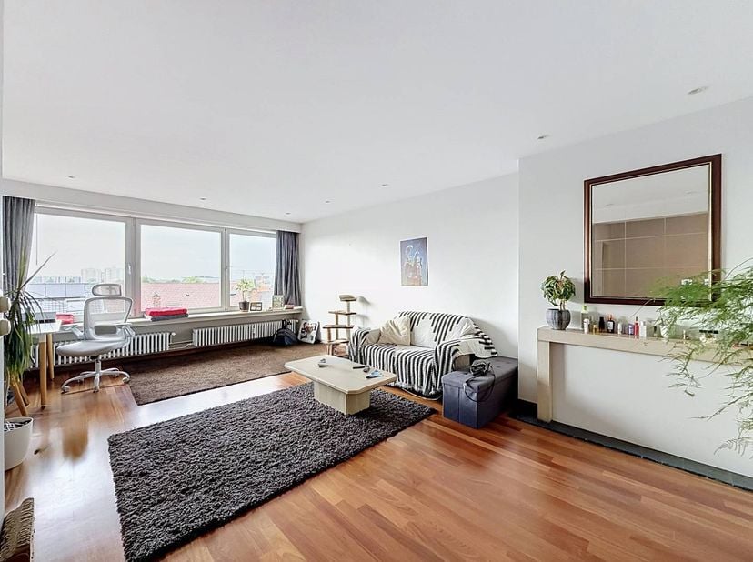 Situé au 207 Kortrijksesteenweg, vous vivez ici à deux pas de la gare de Gand-Saint-Pierre et du centre-ville animé. <br />
Cet appartement est la sol
