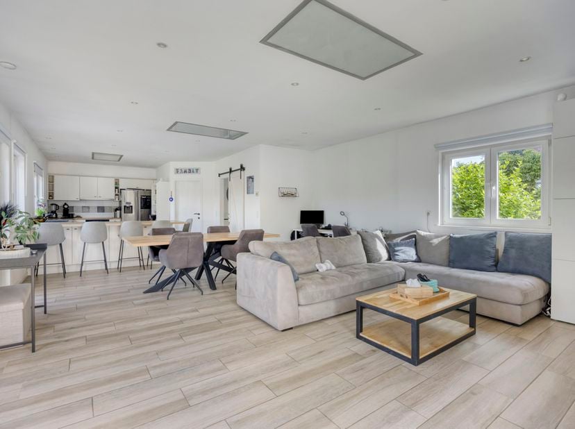 Villa entièrement rénovée située au coeur d'Huldenberg à proximité des écoles, des commerces et des transports en commun.<br />
Cette propriété de +/-