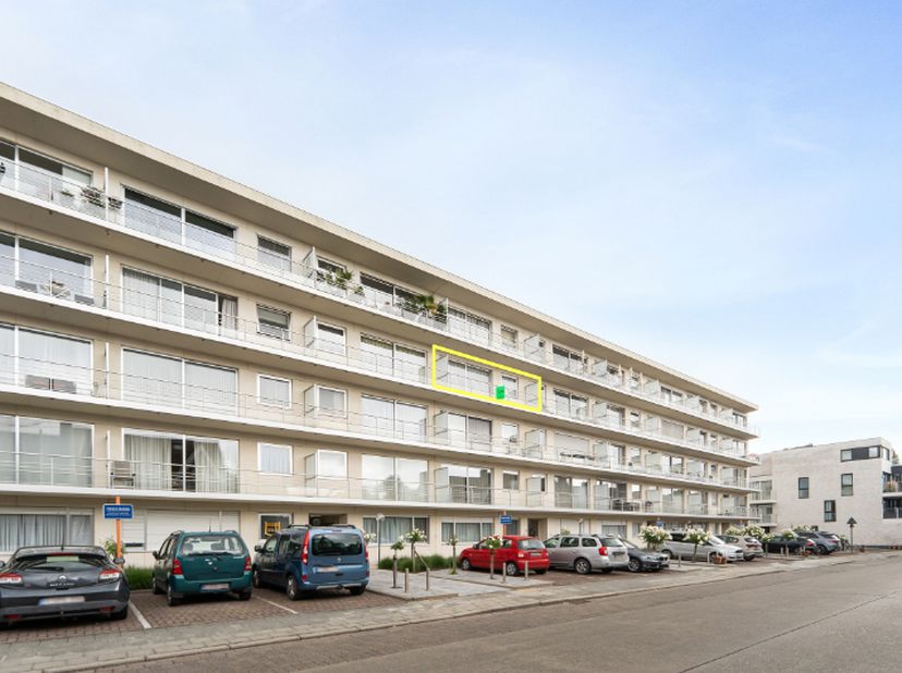 Langs de Weststraat en nabij het Geitepark vinden we dit ruim, te renoveren appartement.<br />
Het appartement maakt deel uit van een rustige resident