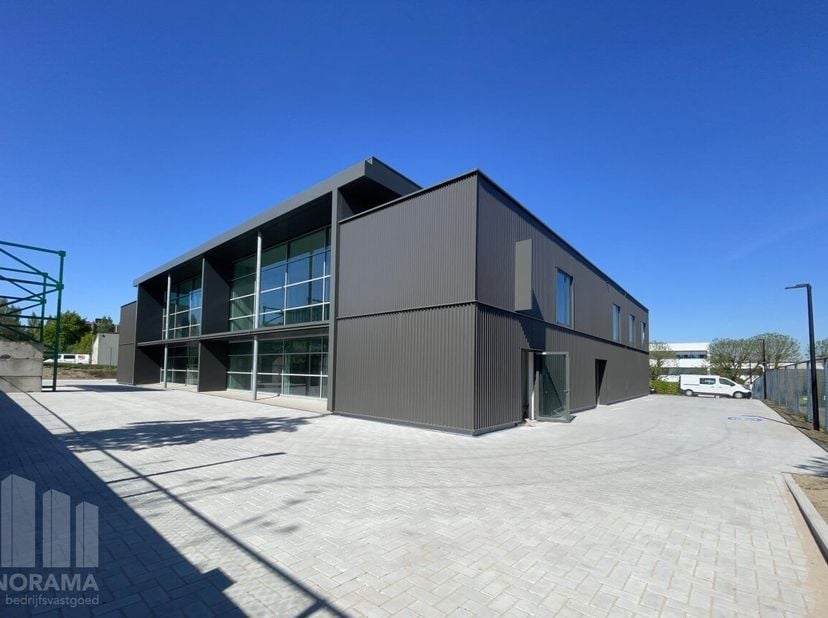 Kwalitatief en lichtrijk kantoor van 519 m² met 147 m² opslagruimte te huur op een uitstekende locatie nabij de R0 in Wemmel. Deze instapklare kantoor