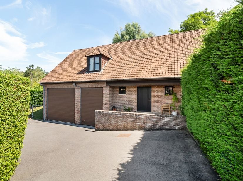 Villa de qualité avec entrepôt attenant – Mouscron<br />
Située dans un clos résidentiel calme et verdoyant, à proximité immédiate de la France et de