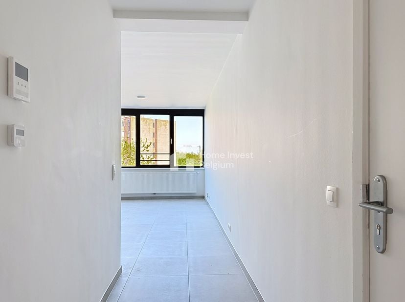Prachtige studio in een gerenoveerd gebouw. De indeling is als volgt: hal, woonkamer, ingerichte keuken, 1 doucheruimte. Raming gemeenschappelijke kos