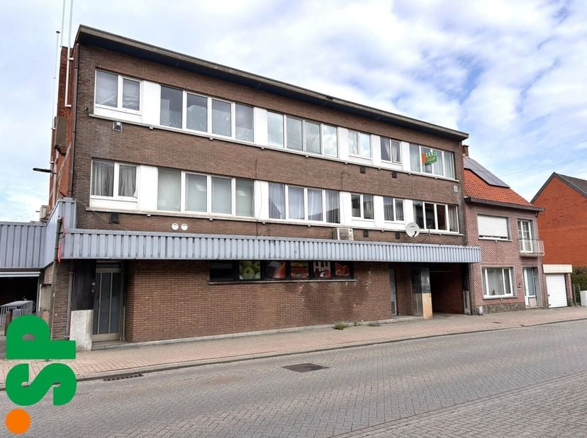 Het appartement heeft de volgende indeling: Men komt binnen via de inkomhal met het apart toilet. Van hieruit kan men naar de lichtrijke woonkamer (no