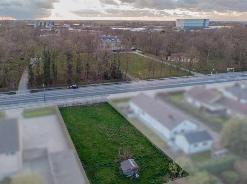 Recht tegenover het Esenkasteel te Diksmuide, vinden we dit residentieel gelegen stuk bouwgrond met volgende kenmerken:<br />
TROEVEN:<br />
- Central