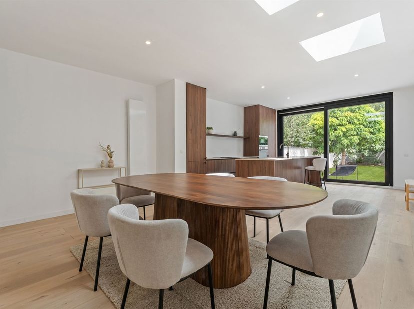 Deze gerenoveerde woning is gelegen in een rustige staat middenin de gegeerde wijk rond het Boelaerpark. Op wandelafstand vindt u winkels, scholen, op