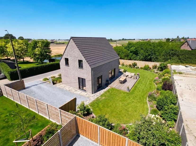 Op een landelijke en rustige locatie, aan de rand van Oostnieuwkerke, bieden wij deze nog te realiseren alleenstaande nieuwbouwwoning aan. De woning w