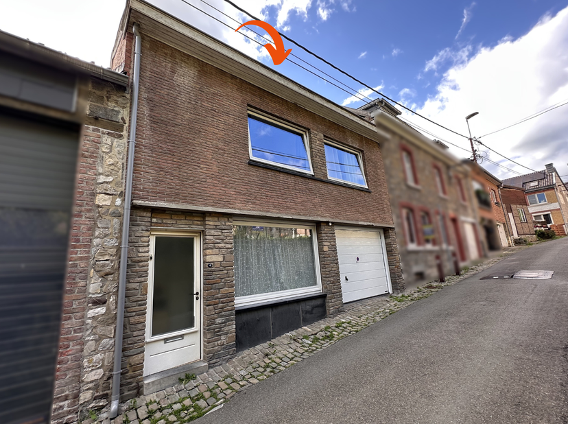 REZ DE CHAUSSEE de ± 60m² :<br />
- Hall d'entrée de ± 1,5m² sur vinyle,<br />
- Séjour de ± 22m² sur vinyle,<br />
- Cuisine de ± 8m² sur vinyle avec