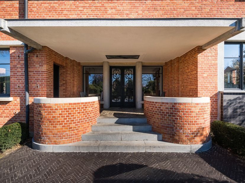 RHODE St GENESE, idéalement située au centre, à proximité des écoles et de la Forêt de Soignes, cette superbe MAISON (5ch/5sdb/3bur) villa de standing