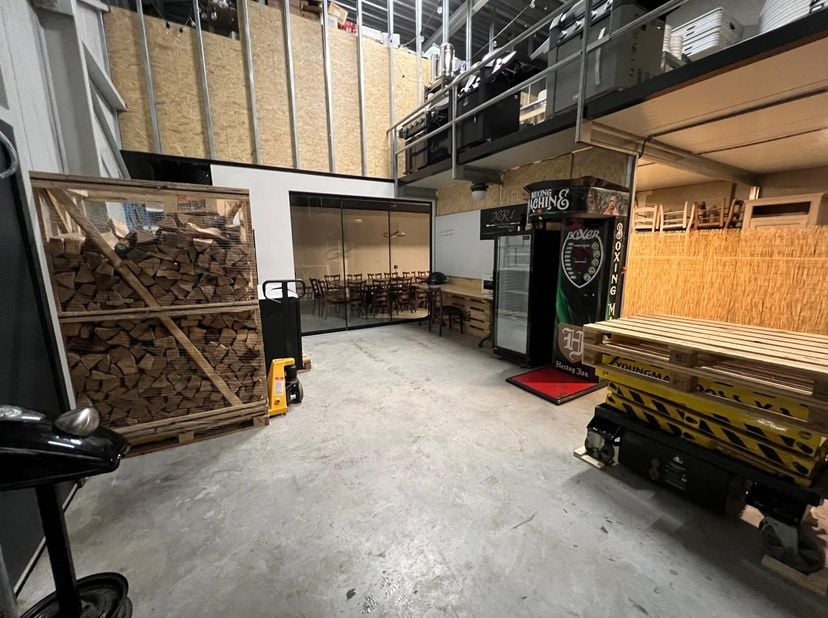 Deze KMO-unit is gelegen op het industrieterrein Genk-Zuid en is geschikt voor diverse doeleinden, waaronder opslag, kleine productie en andere bedrij