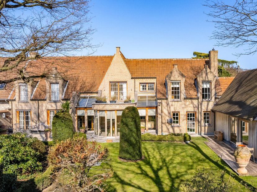 Prachtige en ruime woning gelegen in een rustige doodlopende straat te Mechelen.<br />
BEKIJK ZEKER ONZE (VIRTUELE) GRONDPLANNEN EN ATTESTEN VOOR DE I