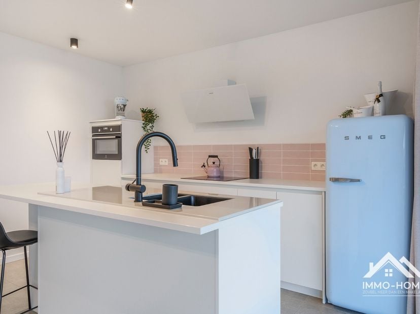 Dit nagelnieuw appartement is gelegen op de gelijkvloerse verdieping van een modern woningblok, en bereik je via de gemeenschappelijke inkom. Via je e