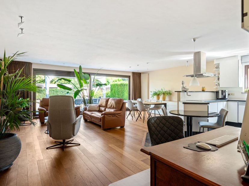 Ruim gelijkvloers appartement met 2 slaapkamers, garage en grote tuin<br />
<br />
Omschrijving<br />
Gelijkvloers<br />
Via de inkomhal betreedt