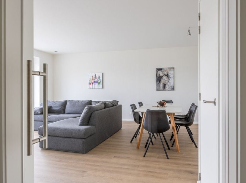 Dit prachtige standaard appartement is gelegen in een residentiële rijwoning in het gezellige Bredene. Het appartement beschikt over een ruim terras w