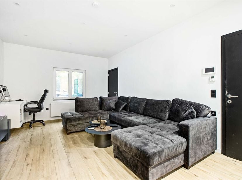 Ontdek deze recent volledig gerenoveerde woning (2024), gelegen in een rustige buurt vlak bij het centrum van Genk. De woning combineert een praktisch