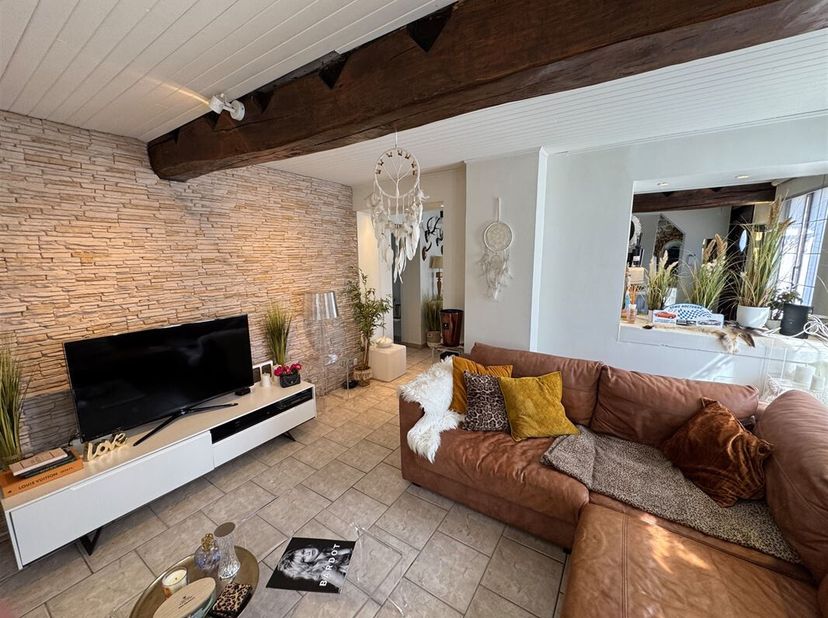 Schitterend 3-fronts huis met grote garage, verwarmd zwembad met jacuzzi en fontein; gelegen in het hart van Beloeil.<br />
Dit smaakvol ingerichte hu