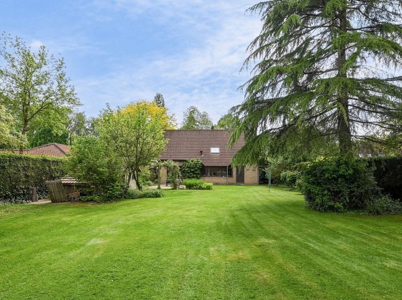 Charmante villa met prachtige tuin in rustige doodlopende straat te Heide.<br />
In een rustige doodlopende straat vlakbij het centrum van Heide bevin