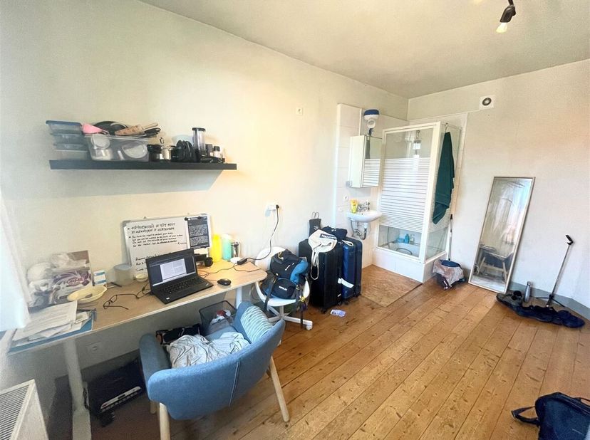 RÉSERVÉ AUX ÉTUDIANTS - ONLY FOR STUDENTS<br />
Cette chambre d'étudiant meublée est située en centre-ville d'Anvers. Elle dispose d'un lavabo et d'un