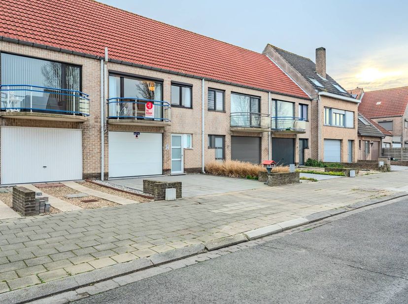 Deze lichtrijke bel-étagewoning te koop is gelegen in een rustige woonwijk te Oostende, dicht bij het openbaar vervoer, winkels en op een boogscheut v