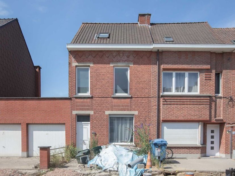 WONING MET TUIN<br />
<br />
Te renoveren woning op en met grond gelegen aan de Savooistraat 16, gekad. sectie B, nr. 0718H4P0000, groot 4a.<br />
- G
