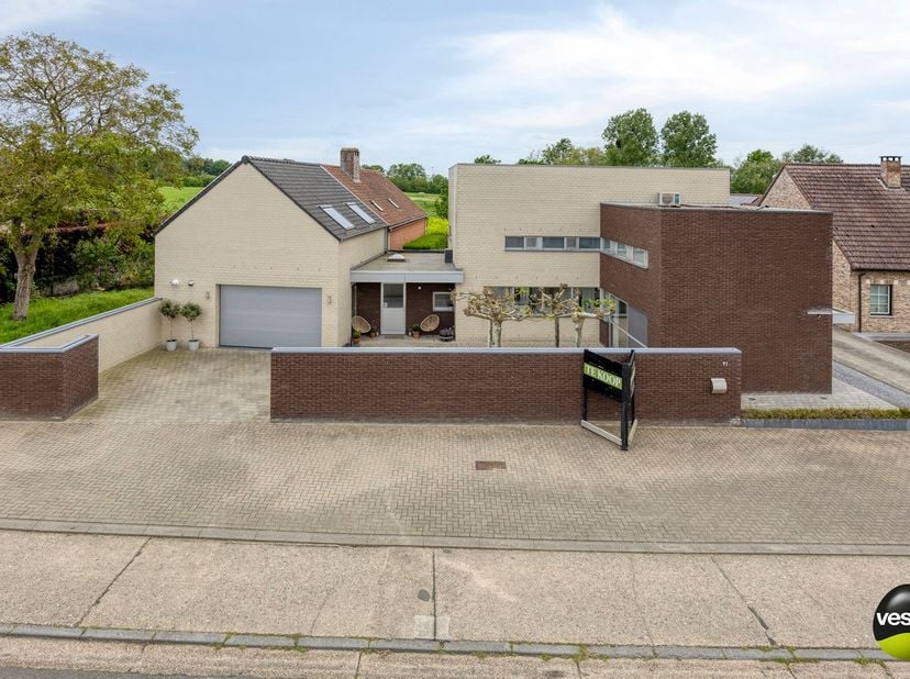 Tijdloze, moderne woning gelegen te Hoeselt, Nederstraat 91.<br />
<br />
Dit prachtige eigendom bevindt zich op een rustige en landelijke locatie, op