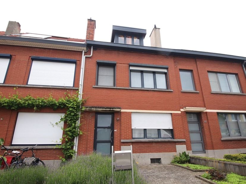 Deze zeer aangename en lichtrijke woning op een perceel van 3 are beschikt over o.a. een ruime living (woonkamer en eetkamer met open keuken), 3 slaap