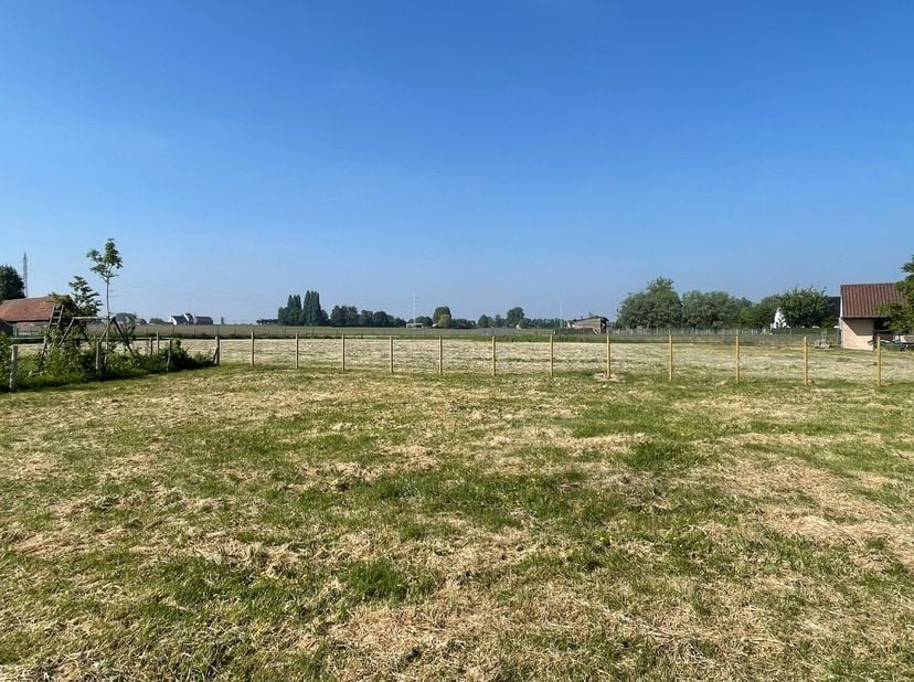 Een prachtig gelegen eigendom op een perfect zuidwest gericht perceel van 726 m2. Bereikbaar via recht van doorgang over huisnummer 12 alsook via naas