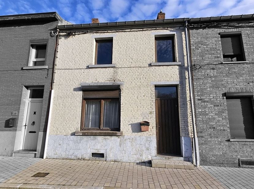 Prix: Offre à partir de 80.000 euros, frais d'agence non inclus et à charge de l'acquéreur.<br />
Maison à rénover et comprenant:<br />
Sous-sol: Cave