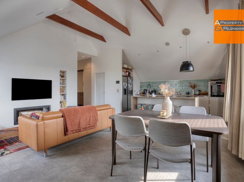 Ontdek deze unieke opportuniteit op de vastgoedmarkt: een ruime loods gecombineerd met een volledig gerenoveerd en instapklaar appartement.<br />
De l