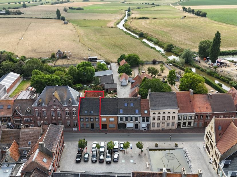 In de Prof. Rubbrechtstraat in Roesbrugge, een charmante deelgemeente van Poperinge, bevindt zich deze bijzonder ruime vakantiewoning met een bewoonba