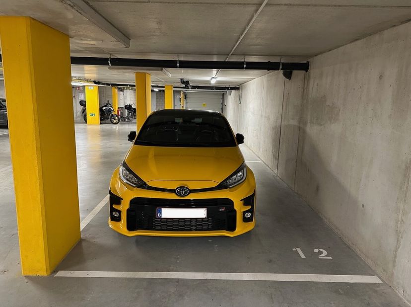 Moderne, propere en goed onderhouden garagestaanplaats (nr.12) te koop aan de Luikersteenweg 134, op slechts 10 minuten wandelen van het centrum van H