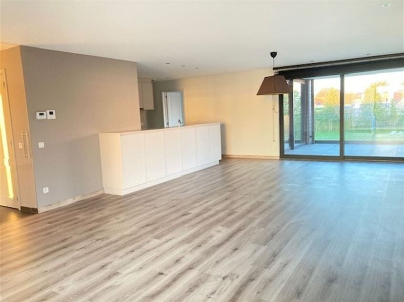 Prachtig ruim 3 slaapkamer appartement, 2 terrassen, garage.<br />
Dit appartement is gelegen in het hartje van Sint-Anthonius Zoersel.<br />
Indeling