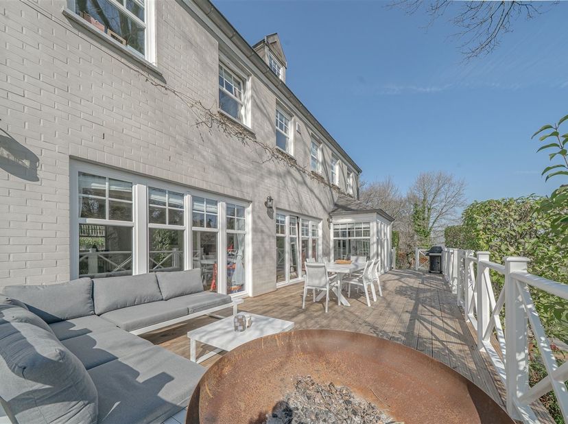 In de gewilde wijk Aywiers ligt deze weelderige villa, gebouwd in 2007, op een prestigieuze, groene locatie dicht bij alle voorzieningen. Met 250m² wo