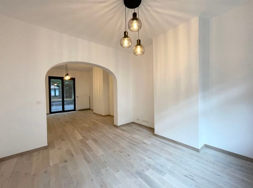 WOLUWE SAINT PIERRE, vlakbij Place Dumon en alle voorzieningen. Schitterend gerenoveerd WOONHUIS (4 slpk/1bur/2bad) van +/- 200 m&amp;sup2; met terras. Op