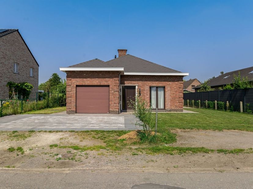 Op een rustige, groene locatie in de Doornijkstraat te Waasmunster bevindt zich deze gerenoveerde open bebouwing, waar comfort, licht en een landelijk