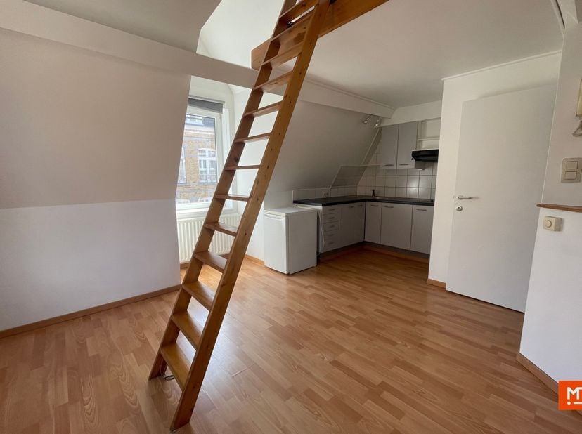 Studio te huur op de tweede verdieping<br />
<br />
In het historisch centrum van Ieper, vlakbij het station, vind je deze gelijkvloerse studio terug,